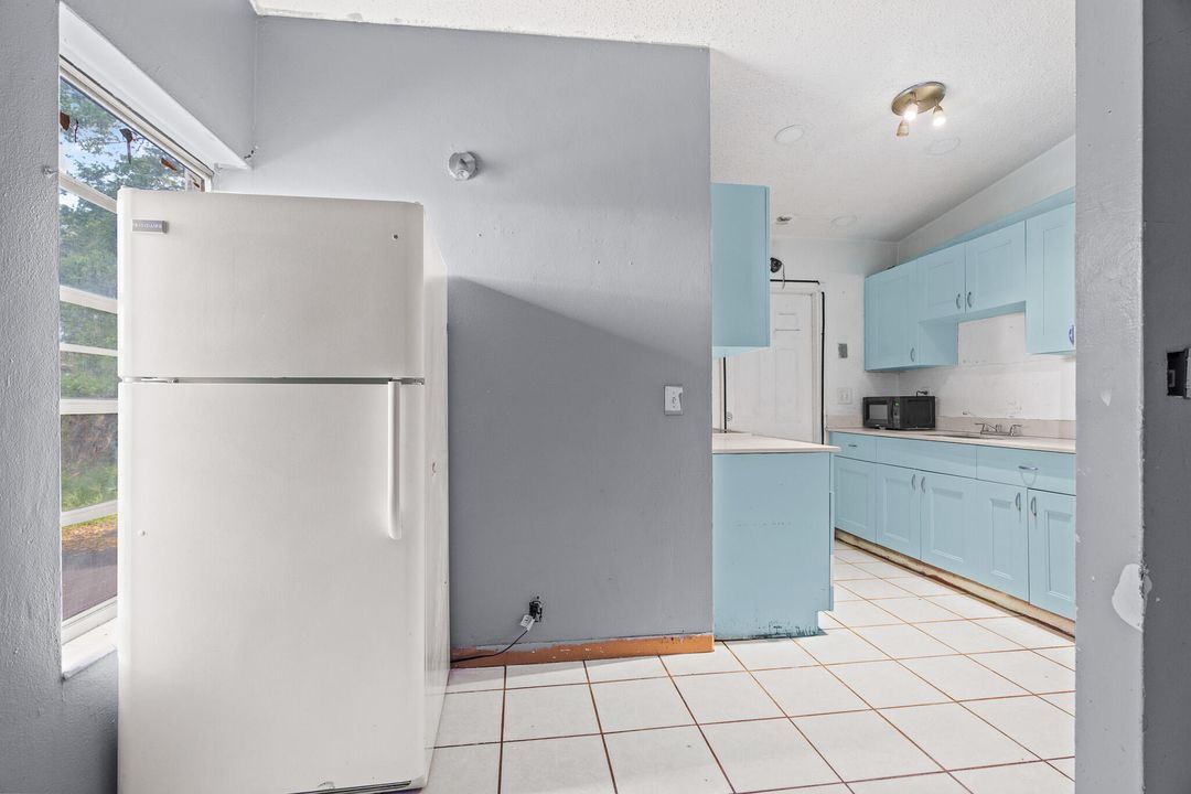 For Sale: $300,000 (2 beds, 1 baths, 704 Square Feet)