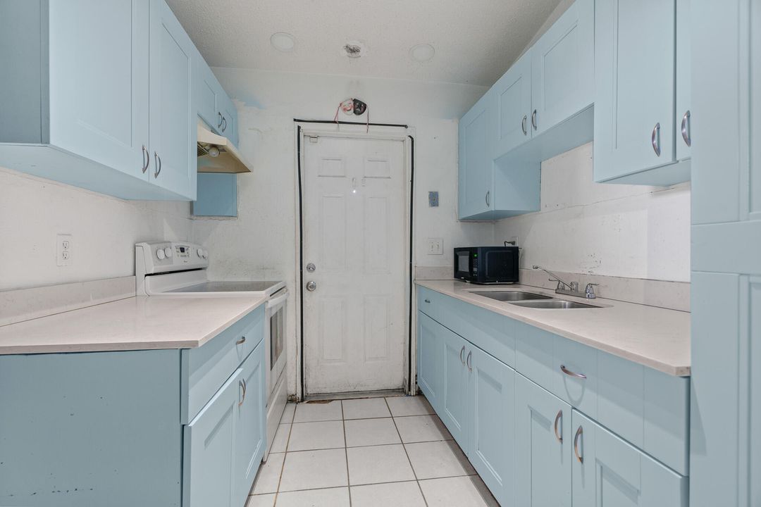 For Sale: $300,000 (2 beds, 1 baths, 704 Square Feet)