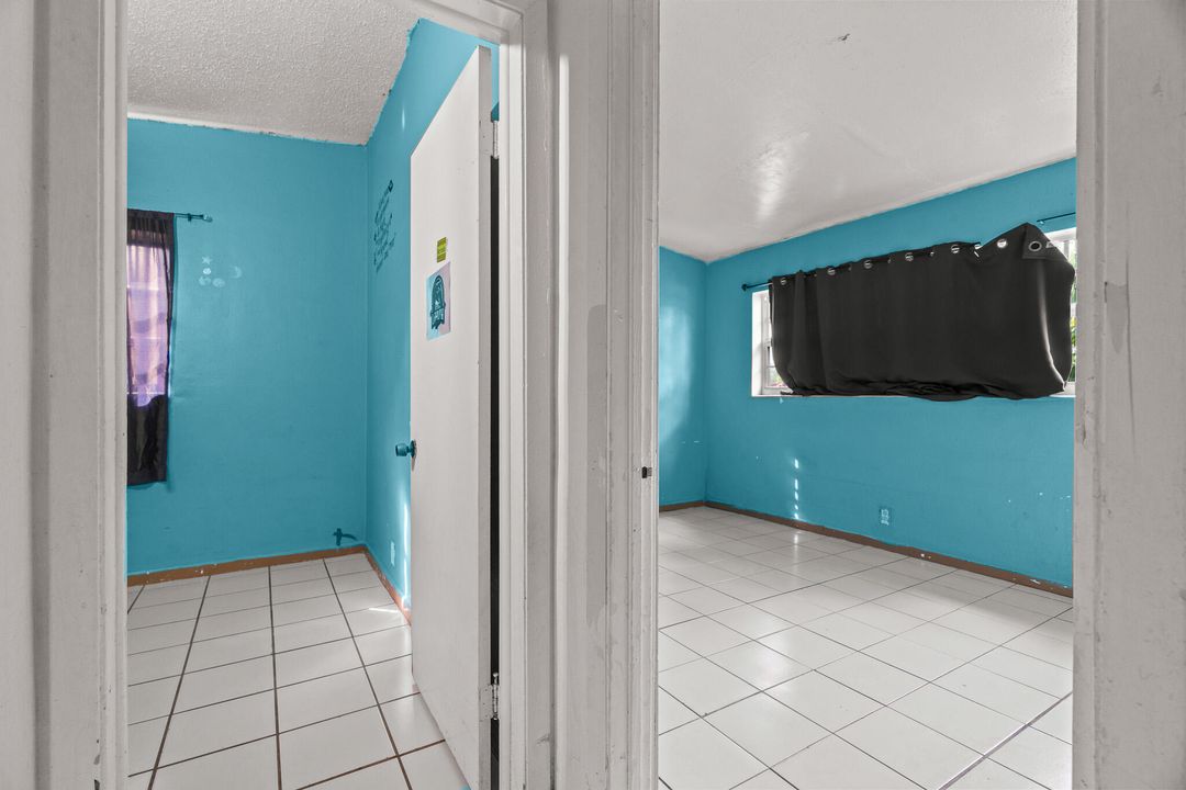 For Sale: $300,000 (2 beds, 1 baths, 704 Square Feet)