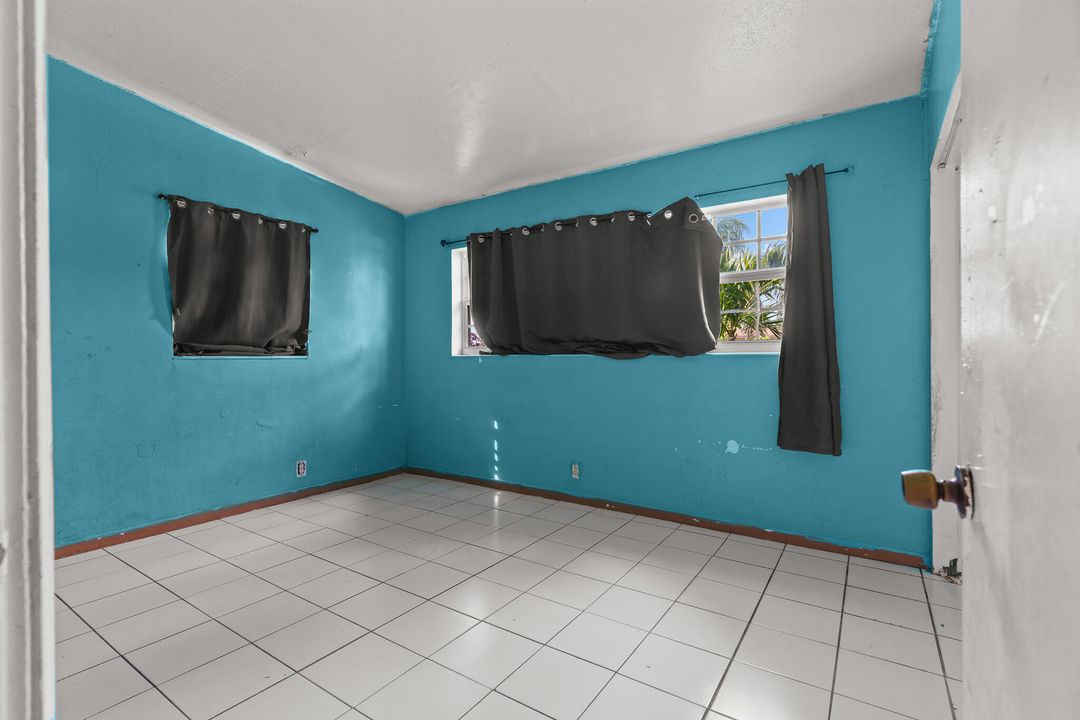 For Sale: $300,000 (2 beds, 1 baths, 704 Square Feet)