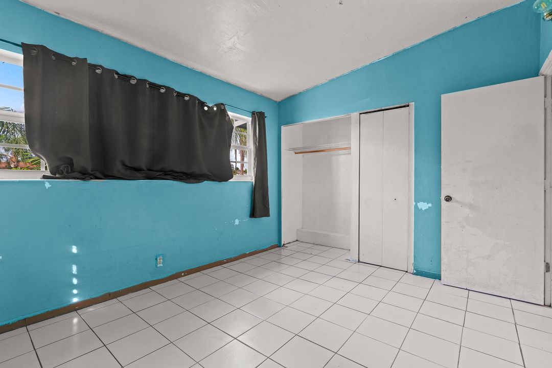 For Sale: $300,000 (2 beds, 1 baths, 704 Square Feet)