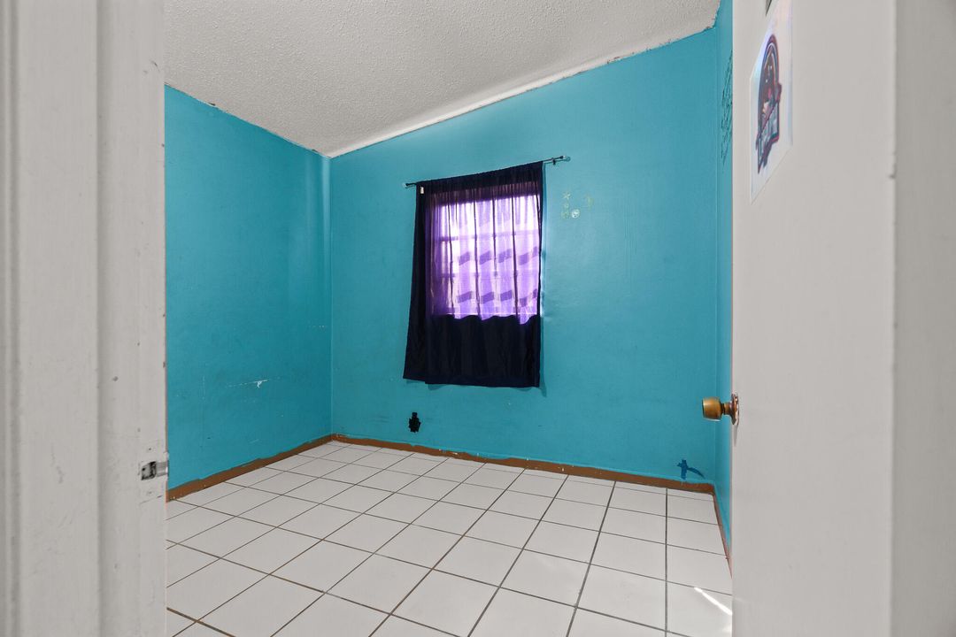 For Sale: $300,000 (2 beds, 1 baths, 704 Square Feet)