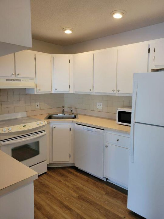 For Rent: $1,950 (2 beds, 2 baths, 1115 Square Feet)