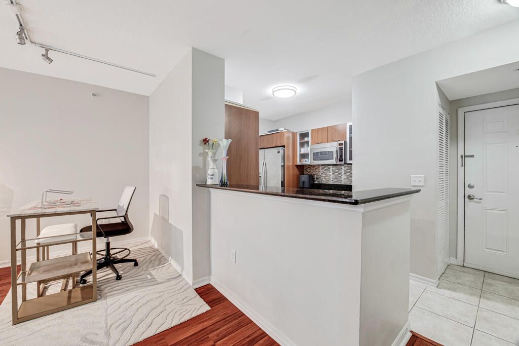 For Sale: $295,000 (1 beds, 1 baths, 691 Square Feet)