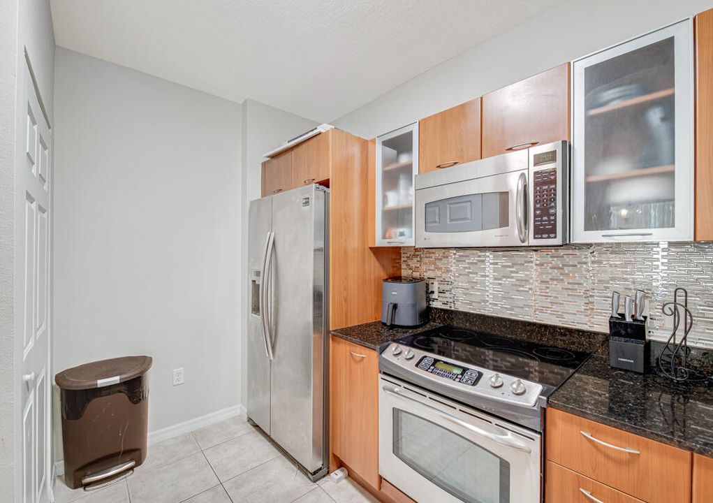 For Sale: $295,000 (1 beds, 1 baths, 691 Square Feet)