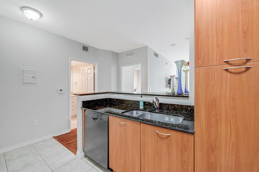 For Sale: $295,000 (1 beds, 1 baths, 691 Square Feet)