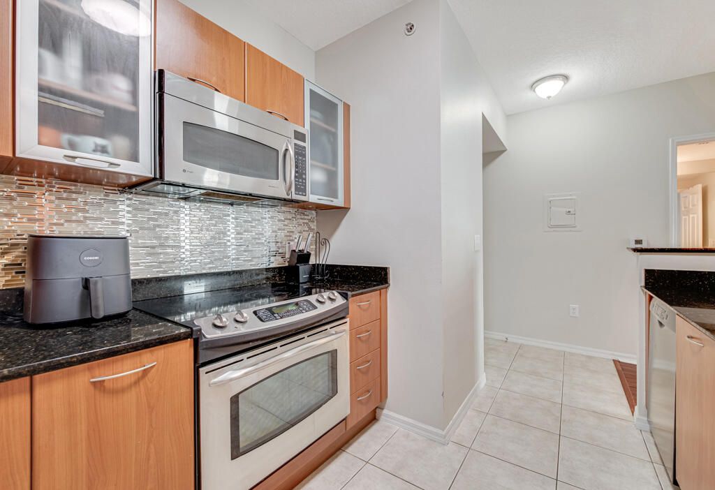 For Sale: $295,000 (1 beds, 1 baths, 691 Square Feet)