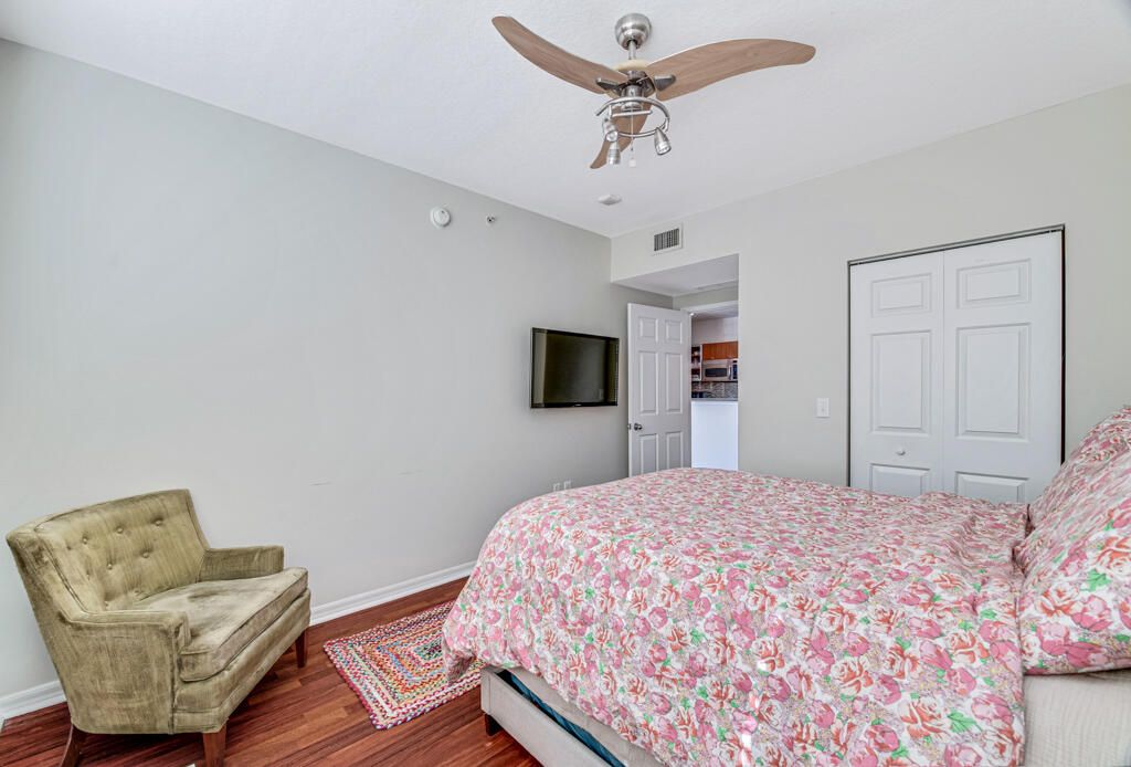 For Sale: $295,000 (1 beds, 1 baths, 691 Square Feet)