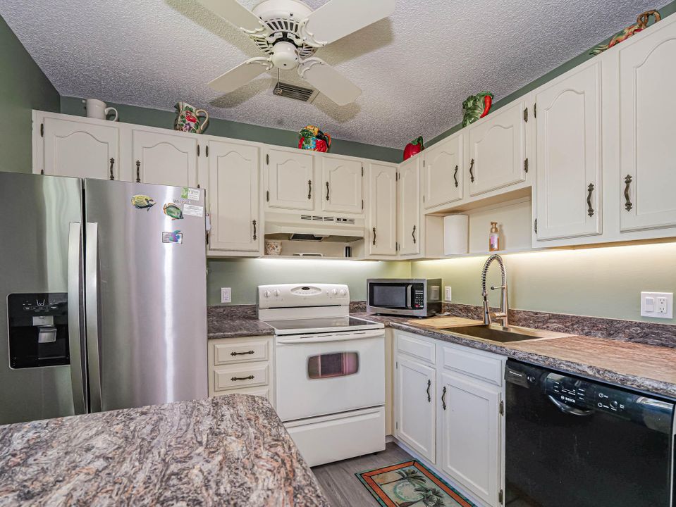 For Sale: $168,000 (2 beds, 2 baths, 950 Square Feet)