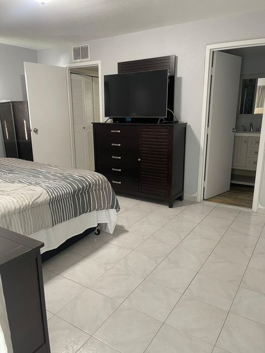 For Sale: $120,000 (1 beds, 1 baths, 720 Square Feet)