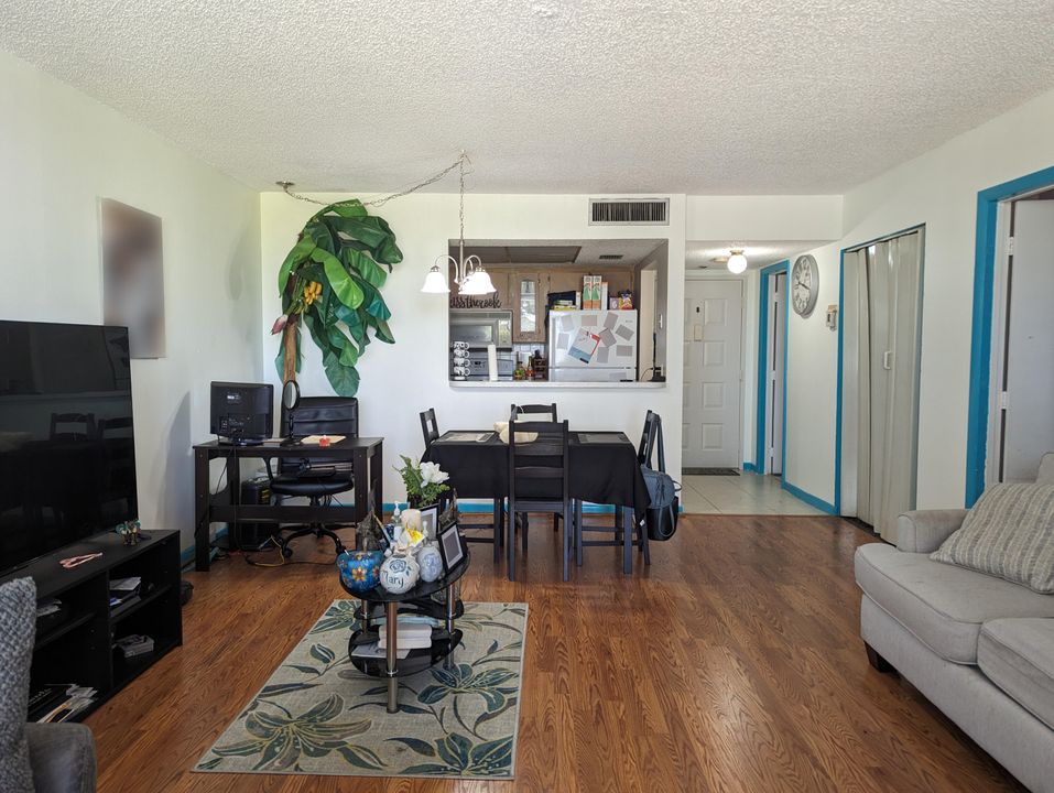 For Rent: $1,550 (1 beds, 1 baths, 833 Square Feet)