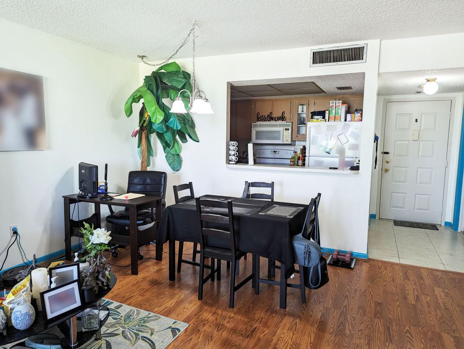 For Rent: $1,550 (1 beds, 1 baths, 833 Square Feet)