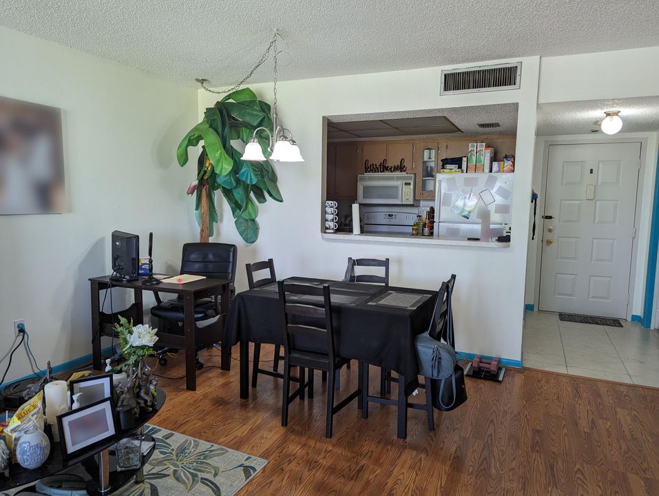 For Rent: $1,550 (1 beds, 1 baths, 833 Square Feet)