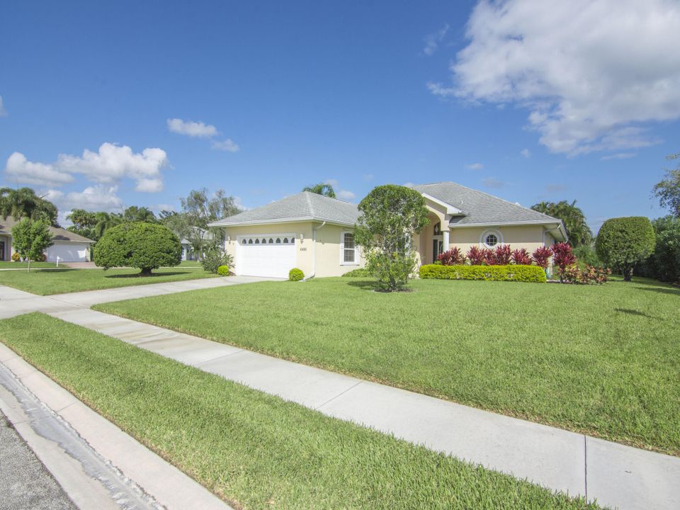 For Sale: $540,000 (2 beds, 2 baths, 2166 Square Feet)