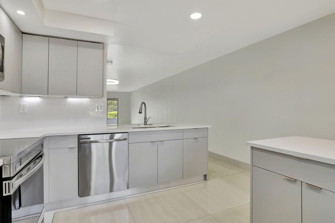 For Sale: $235,000 (2 beds, 2 baths, 1156 Square Feet)