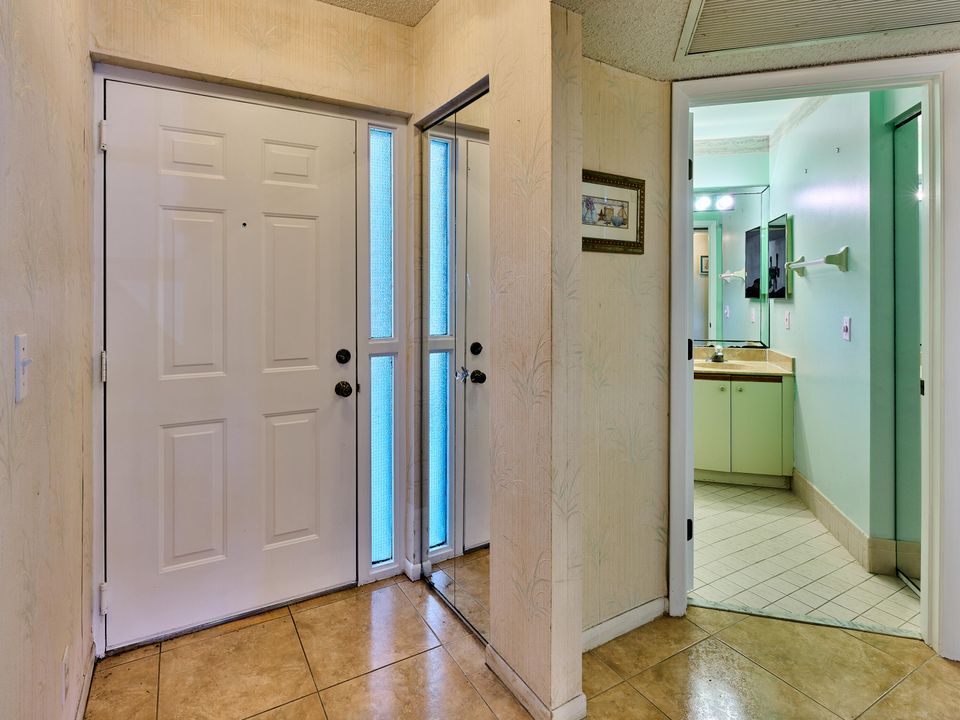 For Sale: $250,000 (2 beds, 2 baths, 1131 Square Feet)