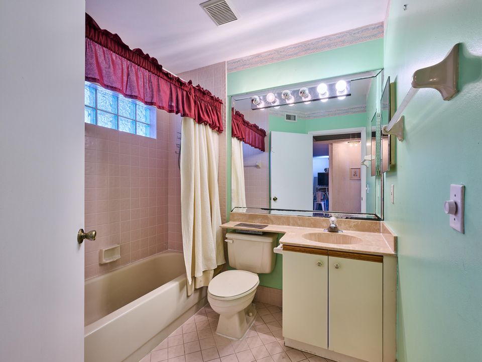 For Sale: $250,000 (2 beds, 2 baths, 1131 Square Feet)