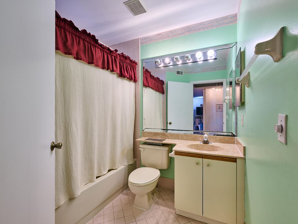 For Sale: $250,000 (2 beds, 2 baths, 1131 Square Feet)