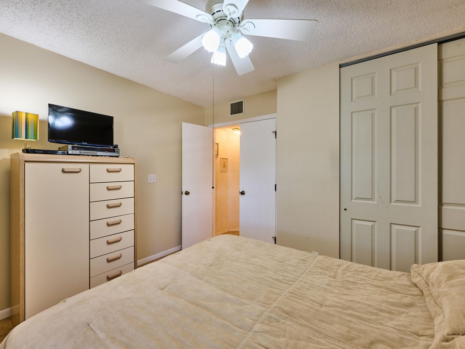 For Sale: $250,000 (2 beds, 2 baths, 1131 Square Feet)