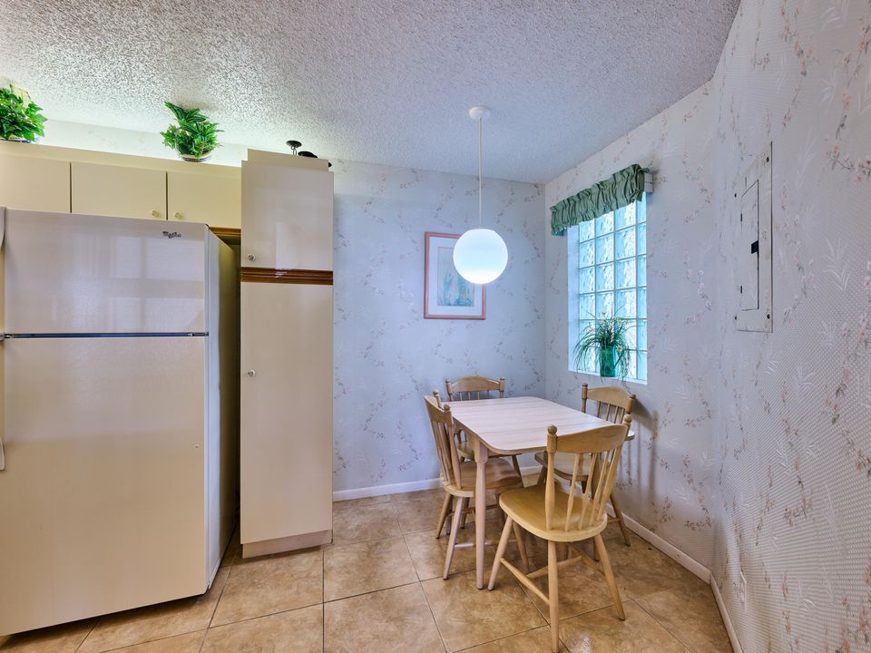 For Sale: $250,000 (2 beds, 2 baths, 1131 Square Feet)