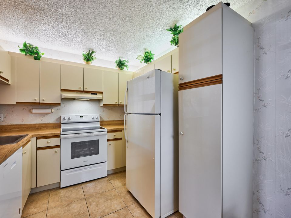 For Sale: $250,000 (2 beds, 2 baths, 1131 Square Feet)