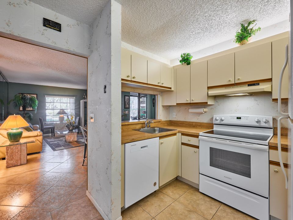 For Sale: $250,000 (2 beds, 2 baths, 1131 Square Feet)