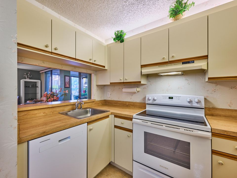 For Sale: $250,000 (2 beds, 2 baths, 1131 Square Feet)