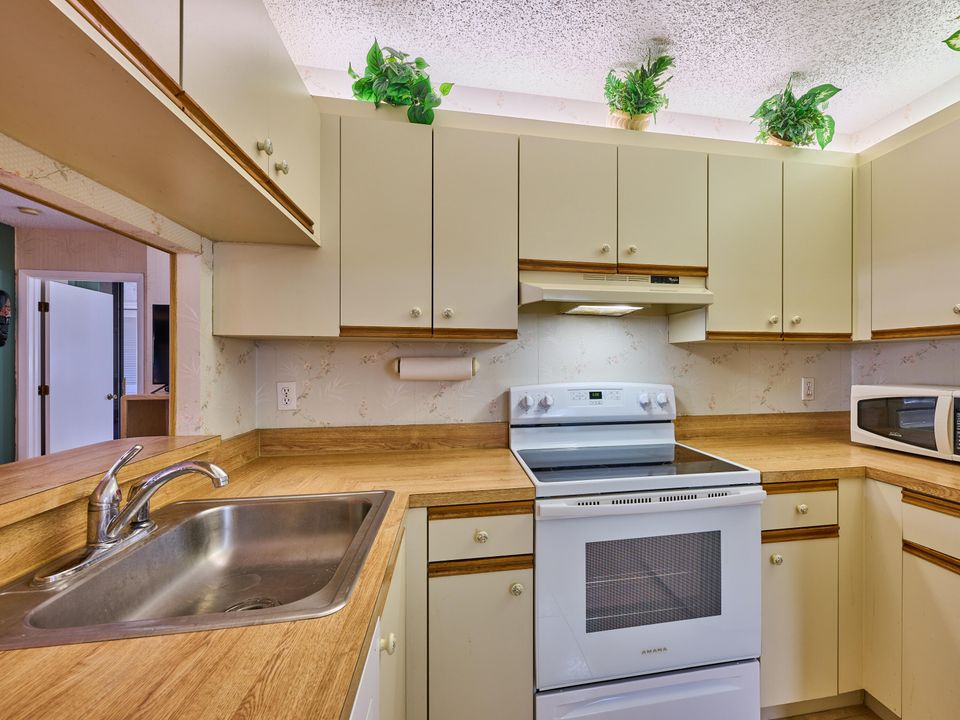 For Sale: $250,000 (2 beds, 2 baths, 1131 Square Feet)