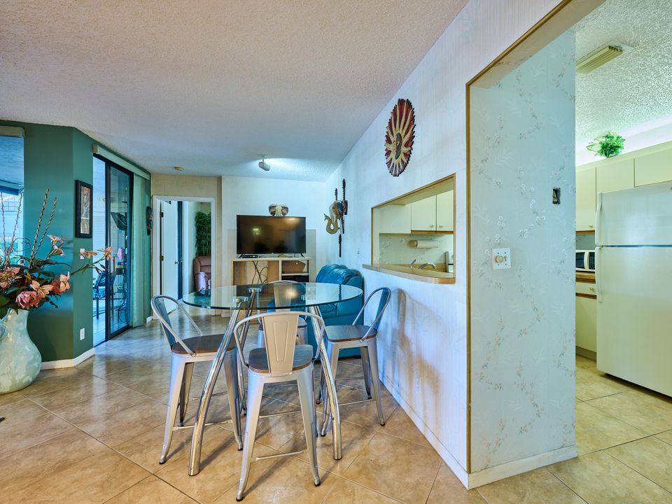 For Sale: $250,000 (2 beds, 2 baths, 1131 Square Feet)