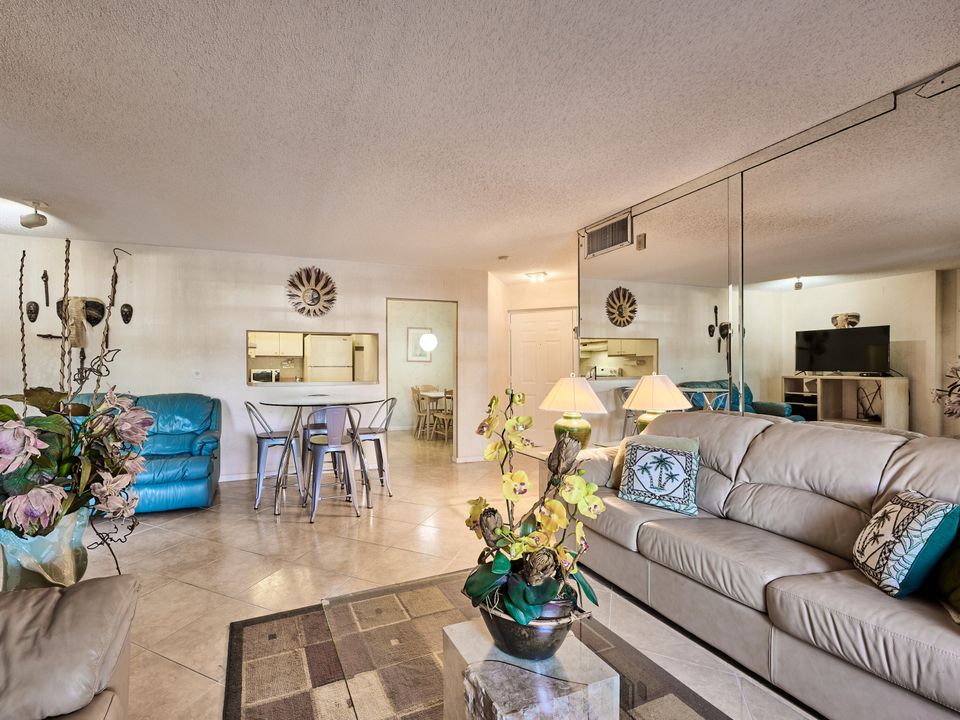 For Sale: $250,000 (2 beds, 2 baths, 1131 Square Feet)