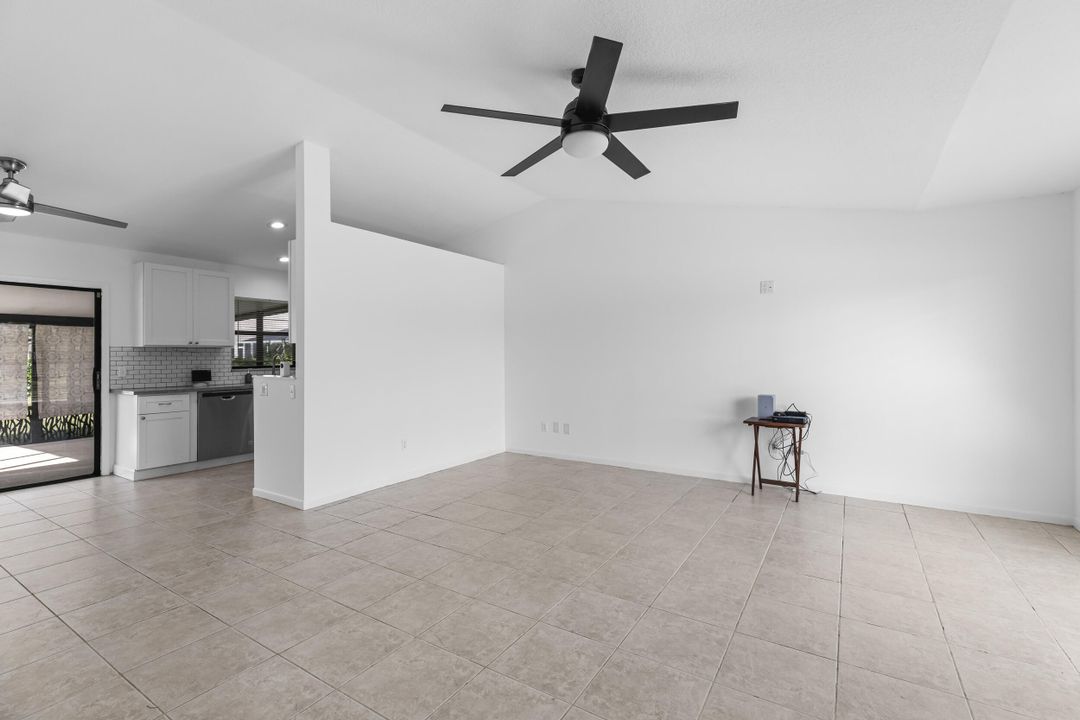 For Sale: $299,900 (2 beds, 2 baths, 957 Square Feet)