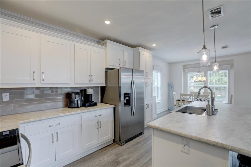 For Sale: $289,900 (3 beds, 2 baths, 1288 Square Feet)