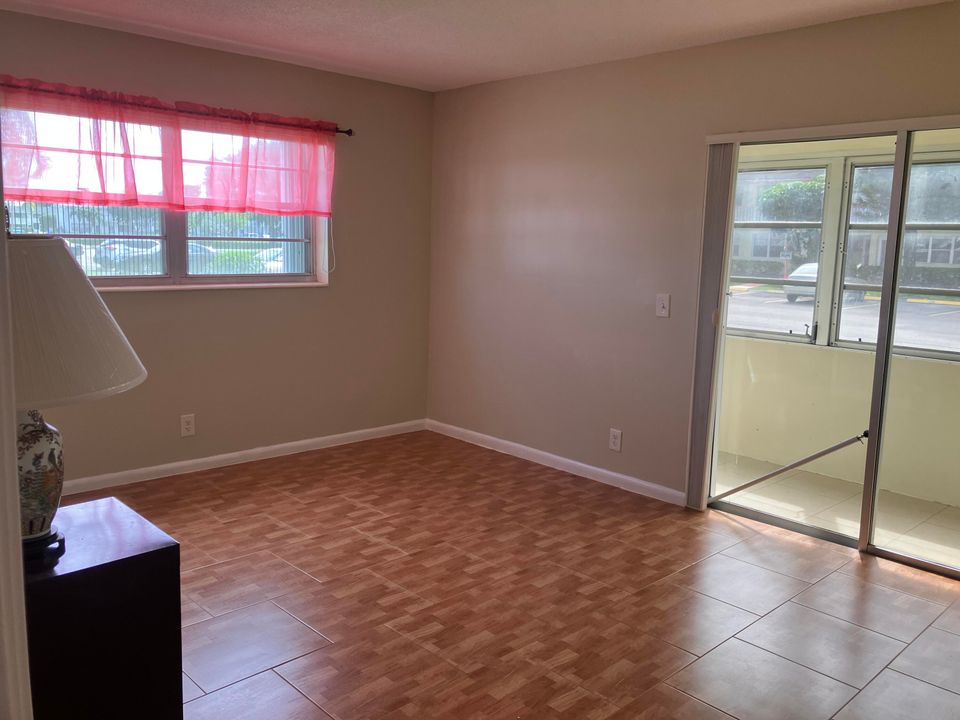 For Sale: $99,000 (1 beds, 1 baths, 646 Square Feet)