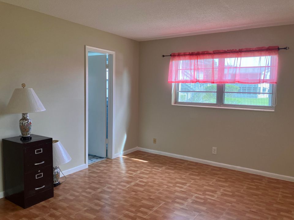 For Sale: $99,000 (1 beds, 1 baths, 646 Square Feet)