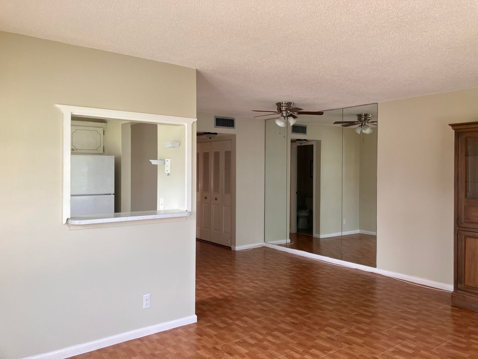 For Sale: $99,000 (1 beds, 1 baths, 646 Square Feet)