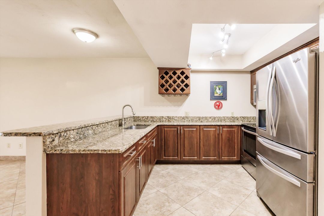 For Sale: $215,000 (2 beds, 2 baths, 875 Square Feet)