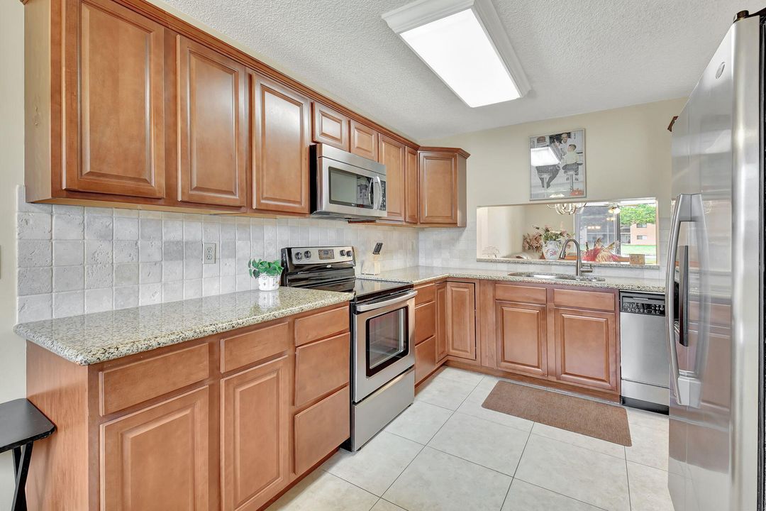 For Sale: $219,000 (2 beds, 2 baths, 1348 Square Feet)