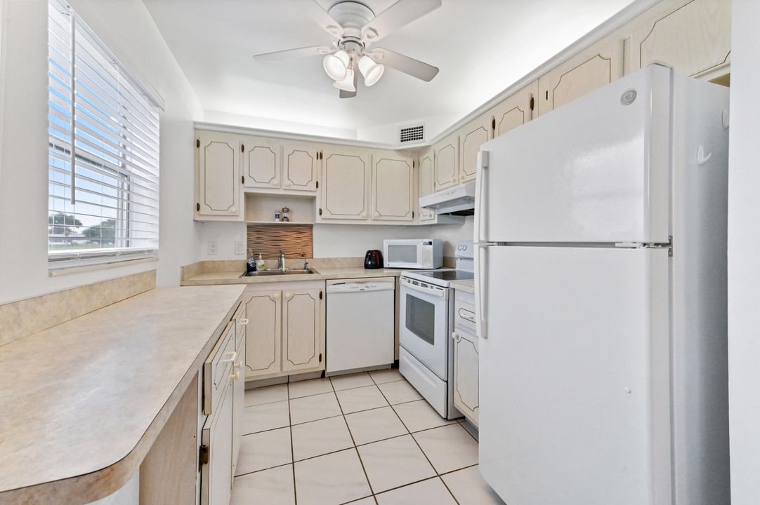 For Sale: $125,000 (2 beds, 2 baths, 880 Square Feet)