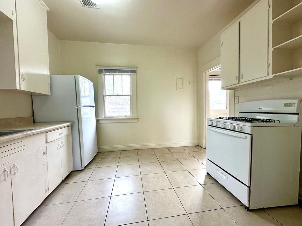 For Rent: $2,325 (3 beds, 1 baths, 1100 Square Feet)