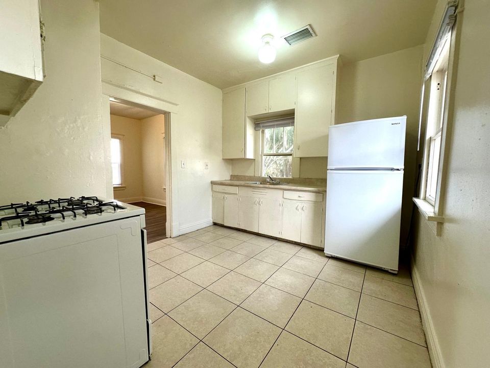 For Rent: $2,325 (3 beds, 1 baths, 1100 Square Feet)