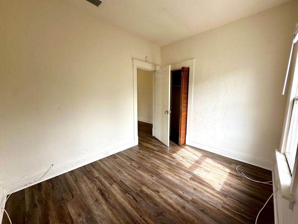 For Rent: $2,325 (3 beds, 1 baths, 1100 Square Feet)