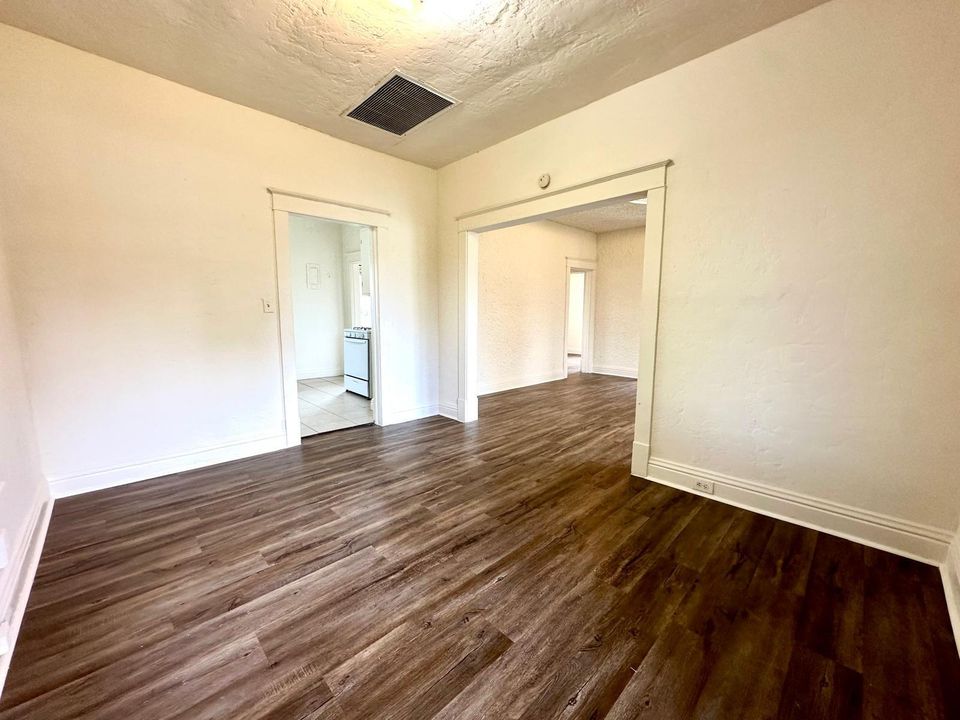 For Rent: $2,325 (3 beds, 1 baths, 1100 Square Feet)