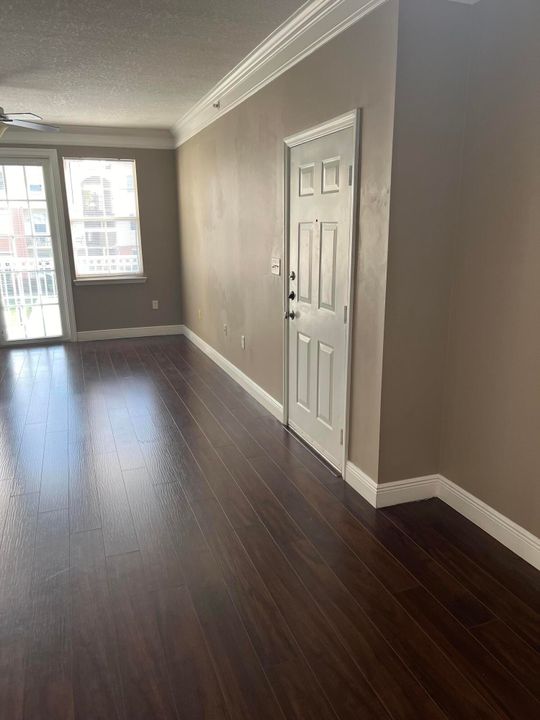 Active With Contract: $1,750 (1 beds, 1 baths, 820 Square Feet)