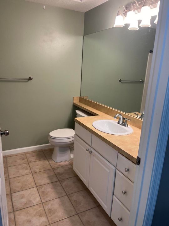 Active With Contract: $1,750 (1 beds, 1 baths, 820 Square Feet)