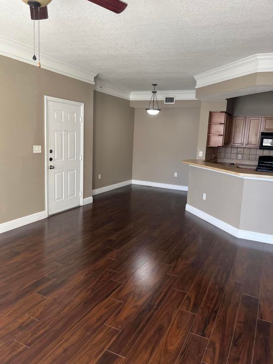 Active With Contract: $1,750 (1 beds, 1 baths, 820 Square Feet)