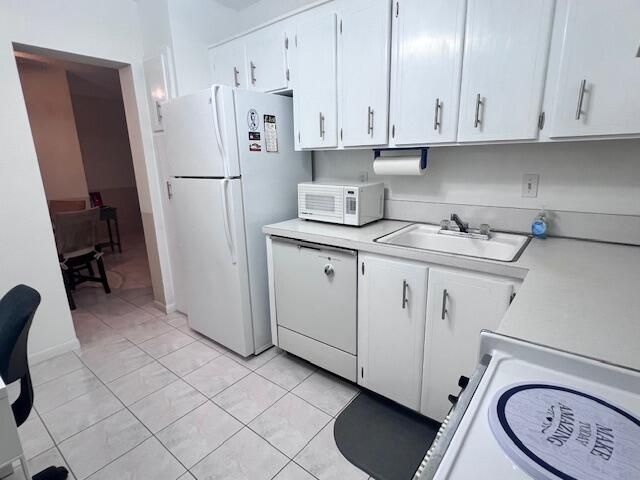 For Sale: $165,500 (2 beds, 2 baths, 930 Square Feet)