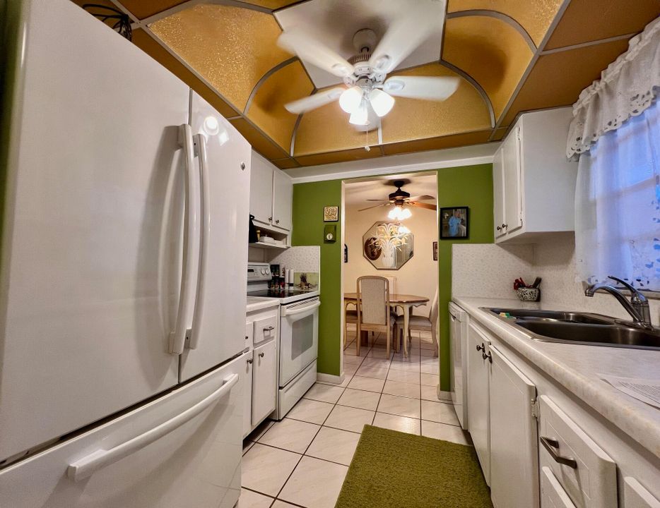 For Sale: $160,000 (2 beds, 2 baths, 888 Square Feet)