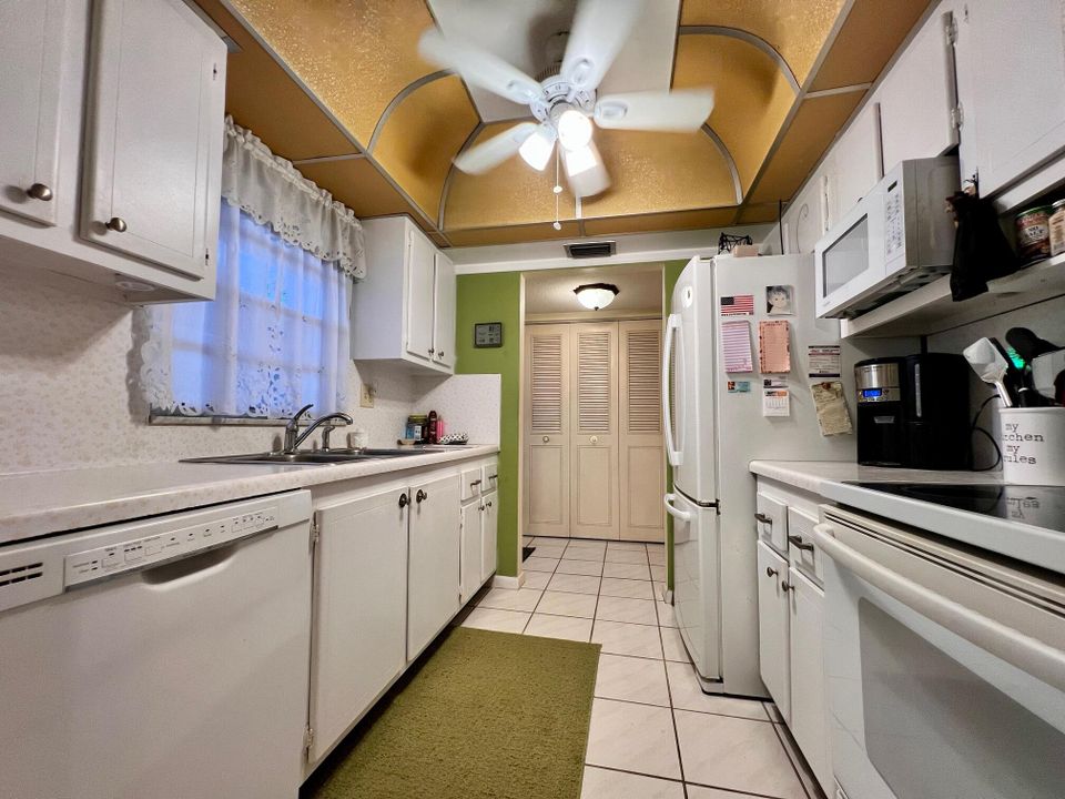 For Sale: $160,000 (2 beds, 2 baths, 888 Square Feet)