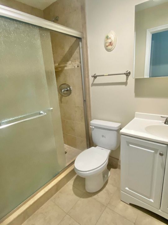 Active With Contract: $2,000 (1 beds, 1 baths, 702 Square Feet)