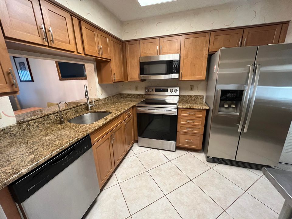 For Sale: $249,900 (2 beds, 2 baths, 1220 Square Feet)